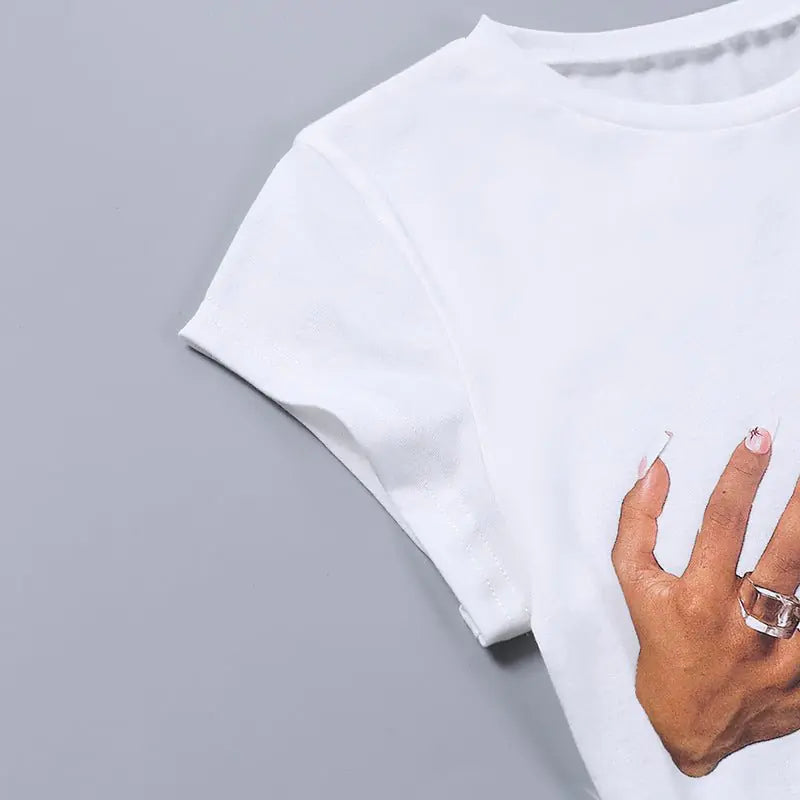 Hands On Me Grafische Print Cropped Tee